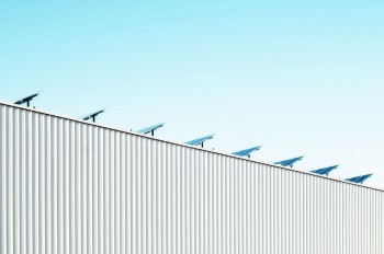 Paneles solares en tejados de edificios